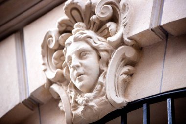 Eski tarihi binanın ön cephesi. 