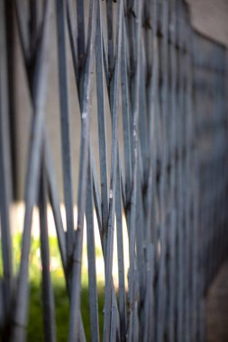 Eski metal çitlere yakın çekim