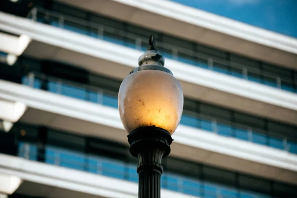 Şehirdeki Sokak Lambası Yakın Çekim Görüntüsü — Stok fotoğraf