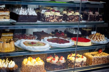 Çeşitli tatlılar, sergilenen tatlılar