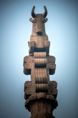 Gökyüzü arkaplanına karşı güzel anıt