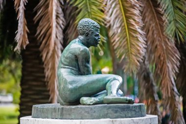 Parktaki bir adamın heykeli.