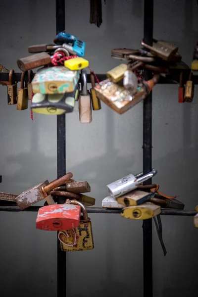Metal Bir Çite Bağlı Anahtar Kilitleri — Stok fotoğraf