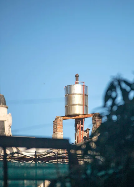 Citerne Métallique Sur Fond Bleu Ciel — Photo