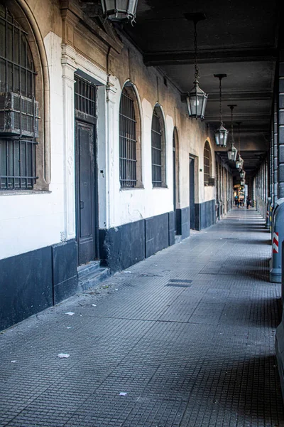 Viejo Edificio Con Linternas —  Fotos de Stock