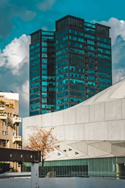 Tel Aviv, İsrail - 7 Kasım 2020: Modern mimari şehir merkezi