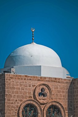 Şehrin camii manzarası 