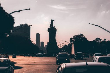 Kent sokak manzarası ve heykeli