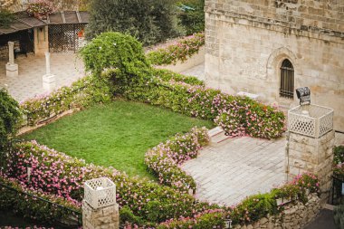 Güzel antik mimari ve çiçek açan bahçe