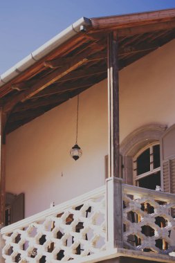 Şehirde balkonu ve ahşap elementleri olan eski bir ev.