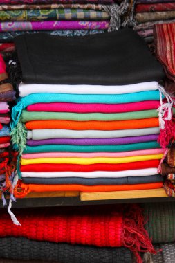 Tel Aviv, İsrail - 7 Kasım 2019: Eski bit pazarı ürünleri