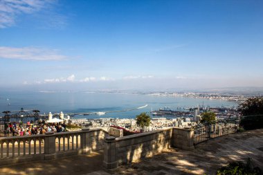 Hayfa, İsrail - 7 Kasım 2019: Şehrin en tepeden panoraması