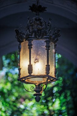 Şehir parkında fener, klasik tarzda..