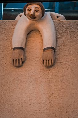 Tel Aviv, İsrail - 7 Kasım 2020: Mimariyle heykelleri karıştıran sanatçı