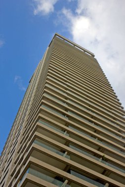 Şehirdeki modern bina, düşük açı manzaralı. 
