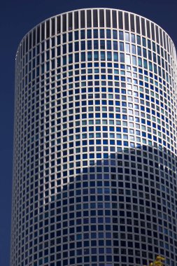 Şehirdeki modern bina, düşük açı manzaralı. 