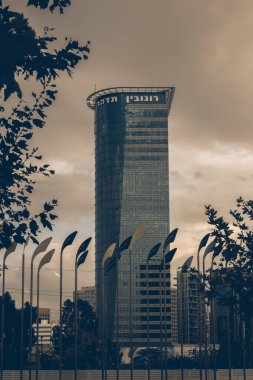 Tel Aviv, İsrail - 7 Kasım 2020: Modern mimari şehir merkezi