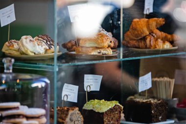 Ekmek ve şekerle nefis bir pastane.