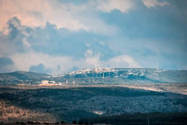 Dağların ve şehrin güzel manzarası