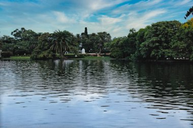 Göl manzaralı güzel bir park.