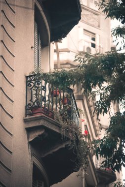 Balkon ve çiçekler eski kasabada