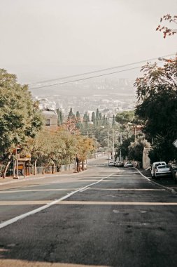Şehirde bir yolu olan güzel bir manzara