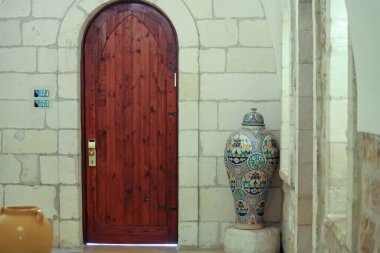 Eski ahşap kapı ve vazolar, güzel antik mimari