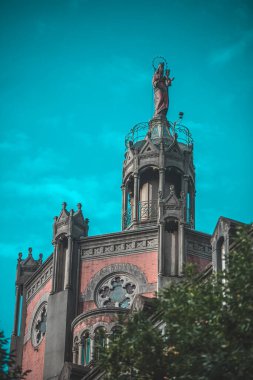 Mavi gökyüzüne karşı güzel eski bina mimarisinin düşük açılı görüntüsü