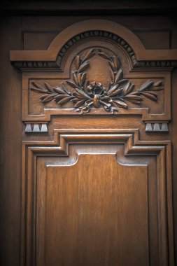 Süslü ve ahşap desenli güzel bir kapı.
