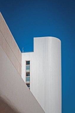 mavi gökyüzü arkaplanlı beyaz duvarlar 