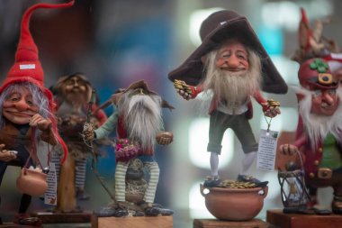 Komik cücelerin yakın plan görüntüsü heykeller ve dekorasyonlar, seçici odaklanma