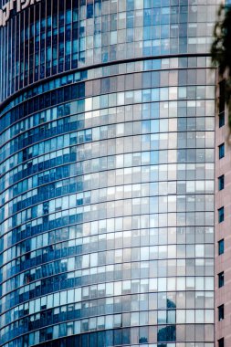 Cam pencereli modern ofis binası