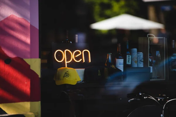 Şehir Caddesinde Açık Neon Tabela — Stok fotoğraf