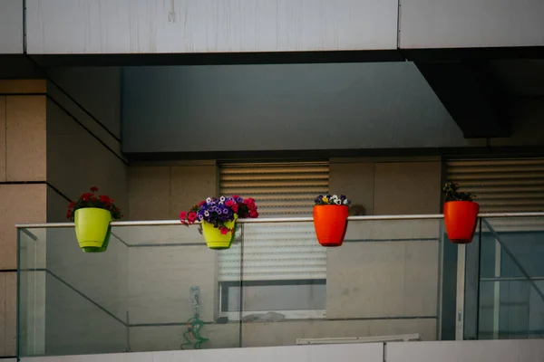 Krásný Moderní Dům Květináče Balkóně — Stock fotografie