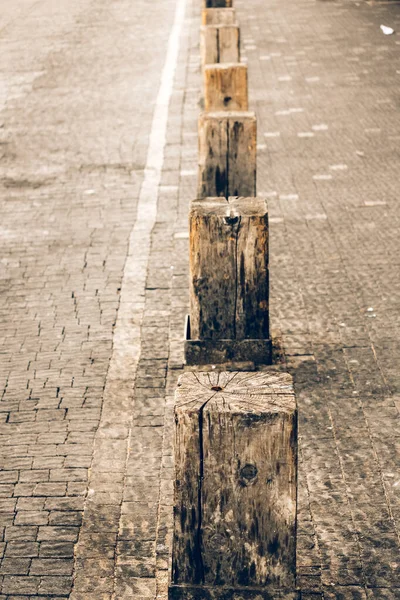 市内の古い木の柱は — ストック写真