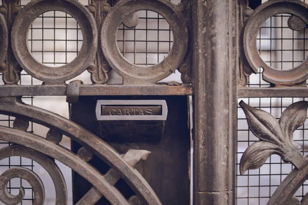 Şehirdeki Eski Paslı Metal Kapı Buenos Aires Arjantin — Stok fotoğraf