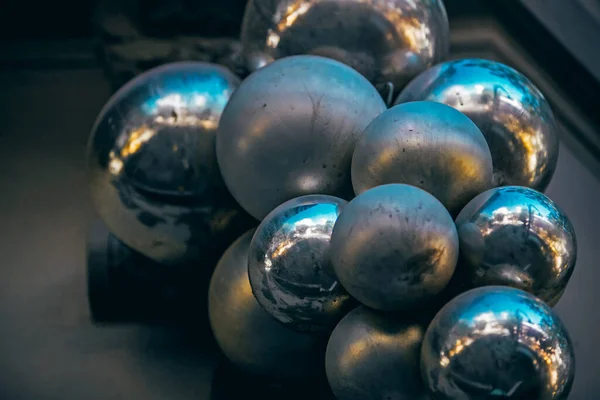 Dekoratif Gümüş Toplara Yakın Çekim Seçici Odaklanma — Stok fotoğraf