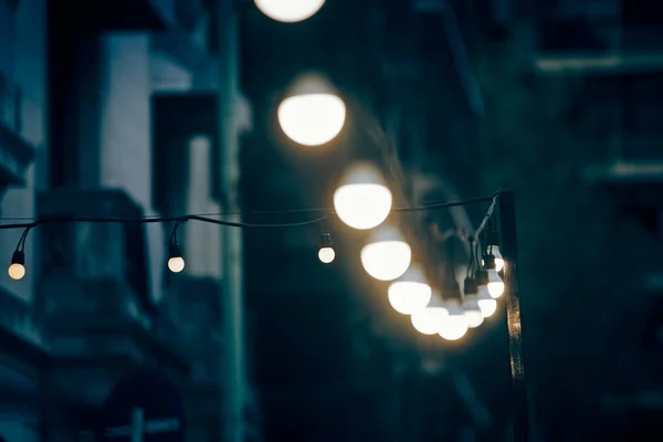 Φώτα Της Γιρλάντα Στο Δρόμο Μέσα Στη Νύχτα — Φωτογραφία Αρχείου