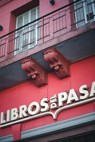 Niski Kąt Widzenia Czerwonej Fasady Budynku Napisem Buenos Aires Argentyna — Zdjęcie stockowe
