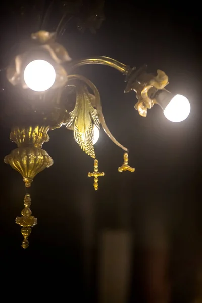 천장에 아름다운 장식용 샹들리에의 — 스톡 사진