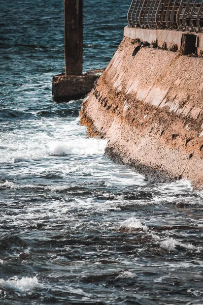 Meren Aallot Rannalla — kuvapankkivalokuva