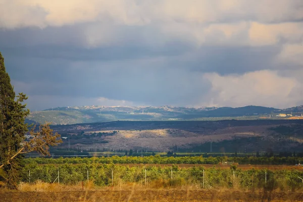 Dağları Bulutlu Gökyüzü Olan Güzel Bir Manzara — Stok fotoğraf