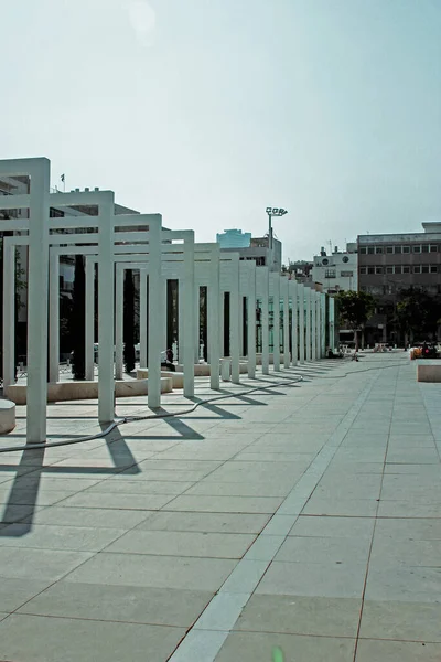 Tel Aviv, İsrail - 7 Kasım 2020: Modern mimari şehir merkezi