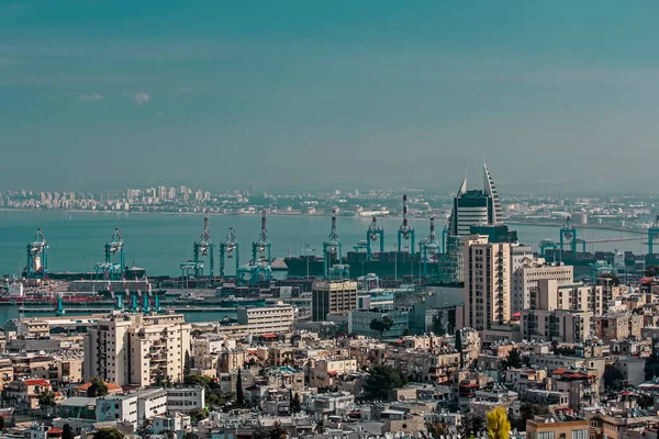Hayfa, İsrail - 7 Kasım 2019: Şehrin en tepeden panoraması
