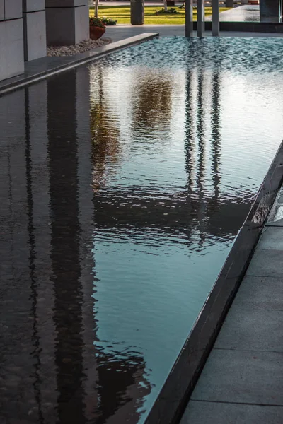 有游泳池的城市美景 — 图库照片