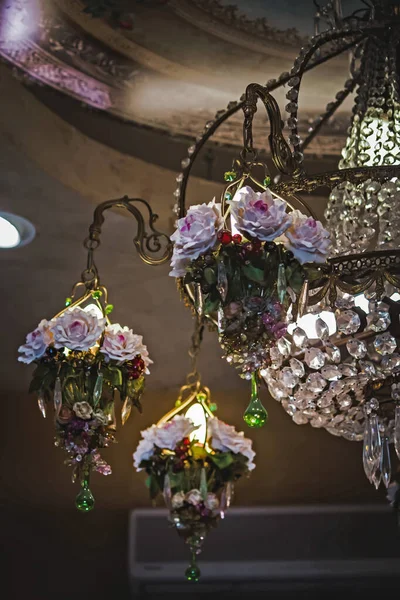 Zblízka Pohled Krásné Barevné Květiny Dekorativní Lustr Elegantním Interiéru — Stock fotografie