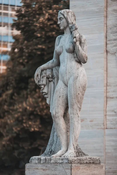 Statue Une Jeune Femme Dans Parc — Photo