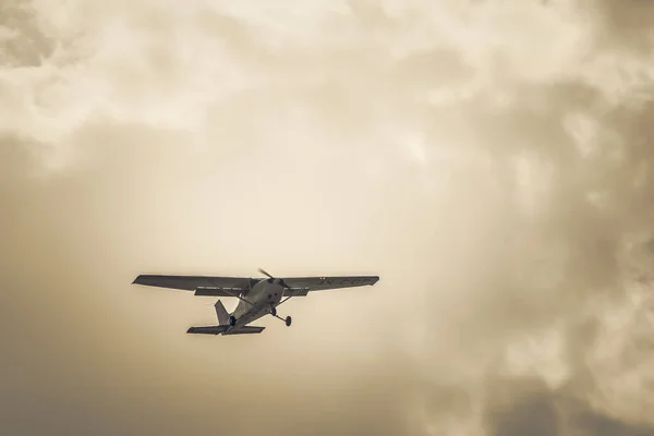 Bulutlu Gökyüzü Uçan Uçak — Stok fotoğraf