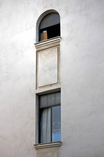 Gevel Van Een Wit Gebouw Stad — Stockfoto