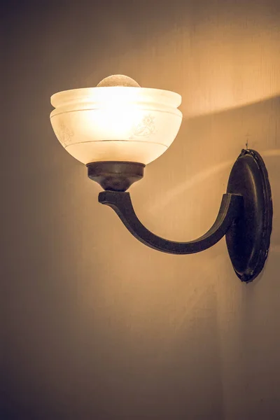 Винтажная Лампа Светлом Фоне — стоковое фото